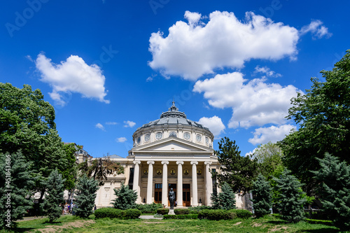 Canvastavla Old building of the Romanian Athenaeum (Ateneul Roman), a concert hall in the center of Bucharest, Romania, landmark of the Romanian capital city located on the Victoriei Avenue (Calea Victoriei)