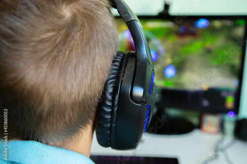 фотографія a boy plays in computer game