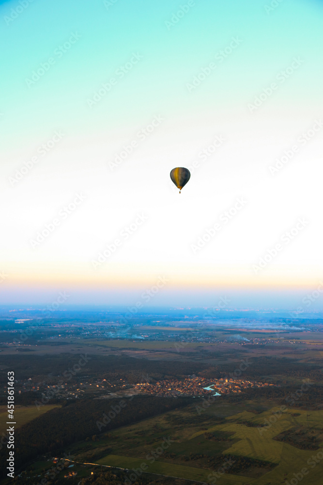 Obraz premium hot air balloon in the mountains