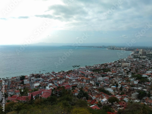 viendo el mar y puesta de sol desde un mirador