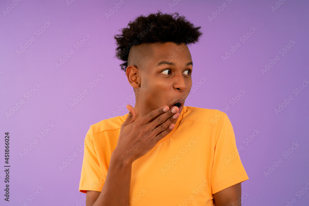 Obraz premium Portrait of a young afro man with shocked expression.