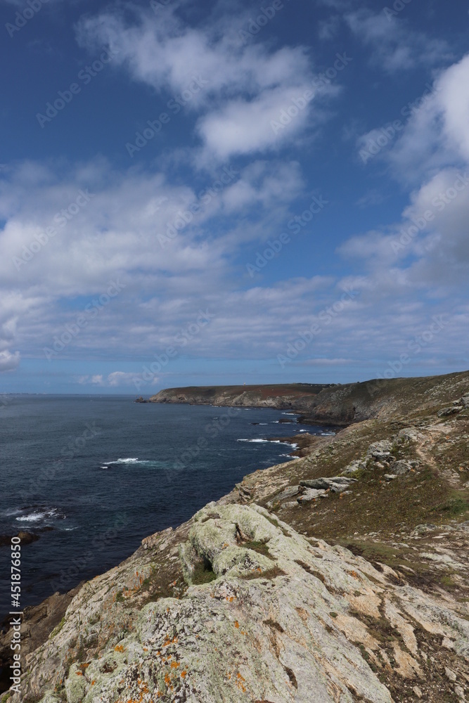 Steilküste am Atlantik in der Bretagne mit bewölktem Himmel