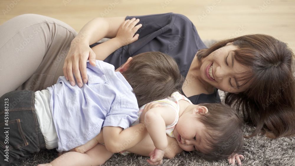 子供二人と遊ぶお母さん 子供二人と遊ぶお母さん