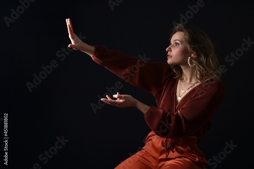 Femme féerique repoussant la lumière magique  photo