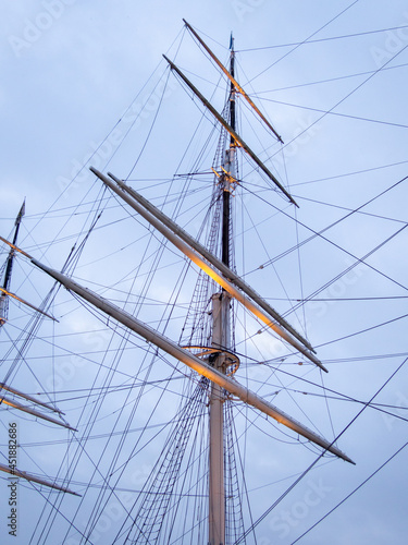 Foto Vertical shot of the main mast pole of a big ship in Stockholm, Sweden