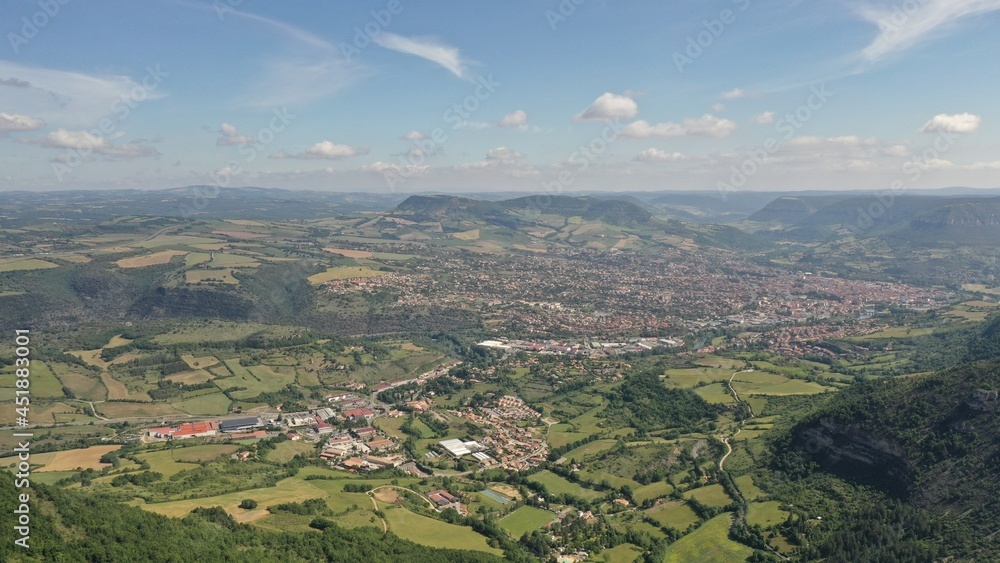 Fototapeta premium Millau et viaduc de Millau en vue aérienne