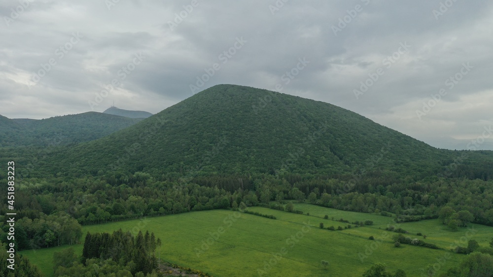 vue aérienne de la chaine des puys en Auvergne