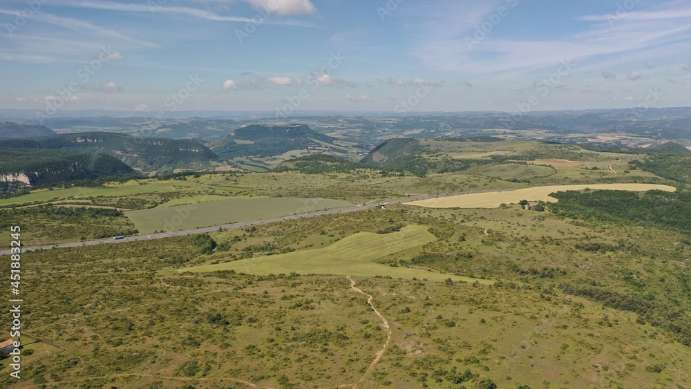 Fototapeta premium Survol de l'Aveyron à Millau et du plateau du Larzac