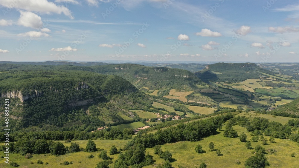 Obraz premium Survol de l'Aveyron à Millau et du plateau du Larzac