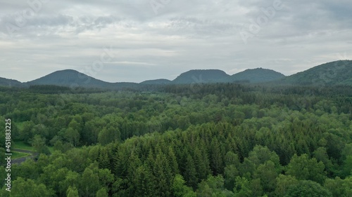 vue aérienne de la chaine des puys en Auvergne