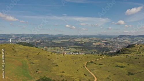 Survol de l'Aveyron à Millau et du plateau du Larzac