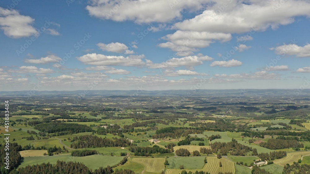 survol de l'Aubrac en Auvergne