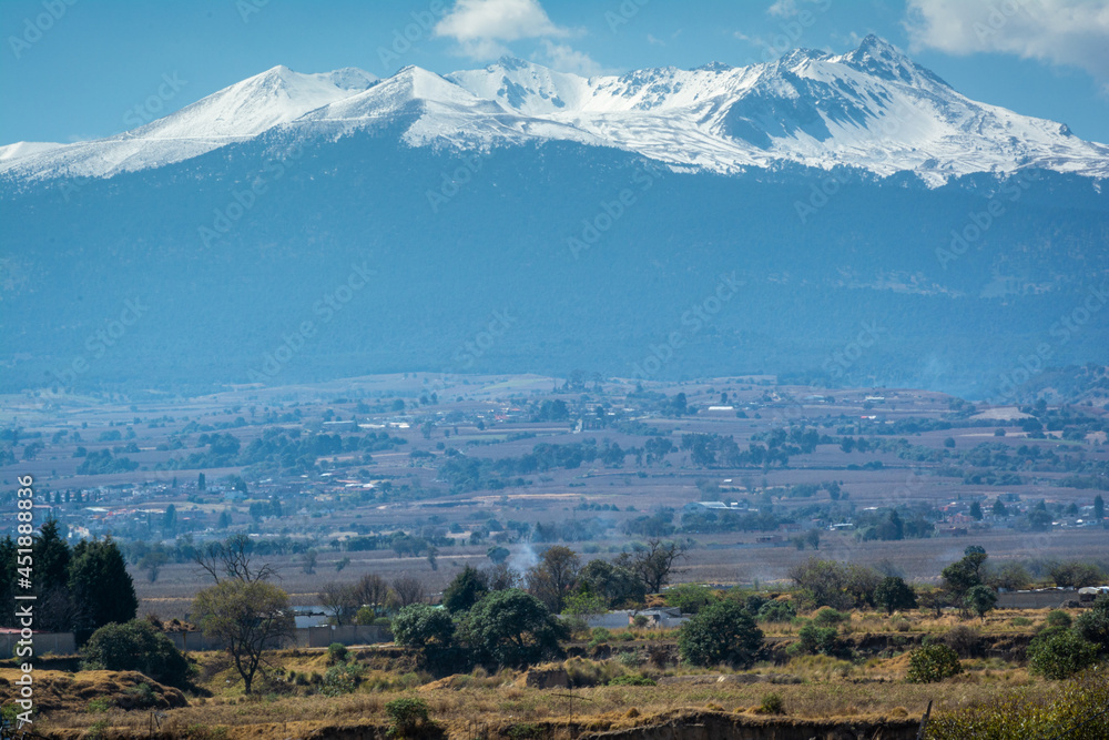 Fototapeta premium Volcán Nevado de Toluca que se encuentra en un clima boscoso de méxico, su nombre en náhuatl es xinantecatl, el volcán tiene nieve en la parte superior de la montaña donde también tiene un lago 