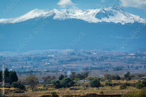 Volc  n Nevado de Toluca que se encuentra en un clima boscoso de m  xico  su nombre en n  huatl es xinantecatl   el volc  n tiene nieve en la parte superior de la monta  a donde tambi  n tiene un lago 