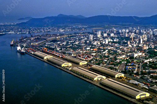 Aérea de armazens de carga no porto de Santos, São Paulo.