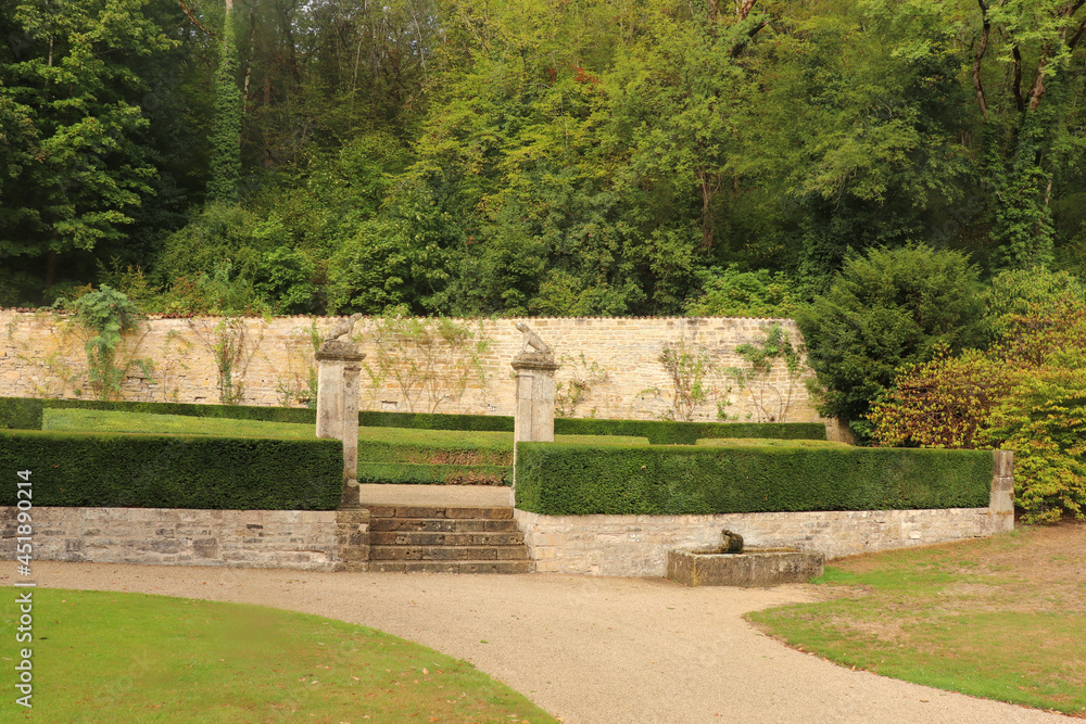 Bourgogne - Côte-d'Or - Montbard- Marmagne - Abbaye de Fontenay -  Statues de chiens dans le parc