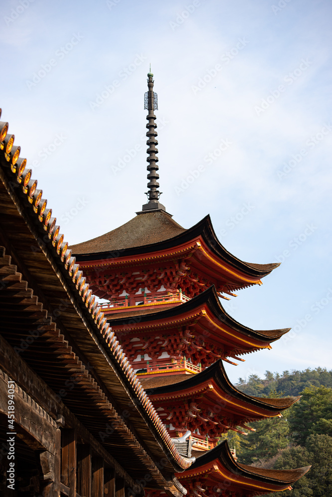 EOS6D、広島県宮島、五重塔を遮る屋根。
