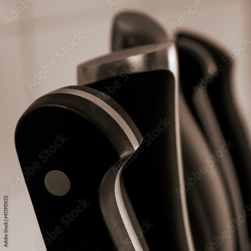 Fotografi Closeup shot of knife butts on a blurred background