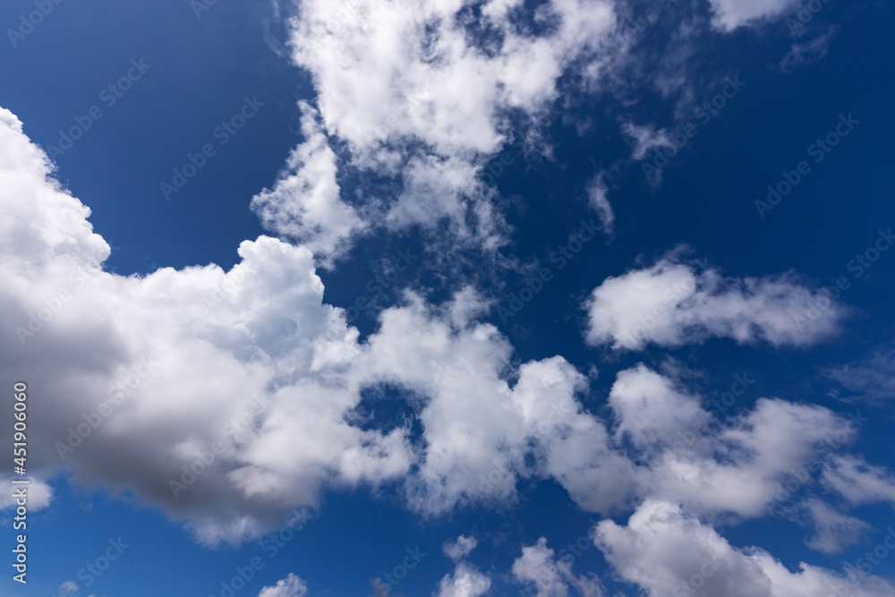 Obraz premium Building motions clouds fluffy clouds sky Cloudscape cloudy Concept nature background and Travel Website Environment.