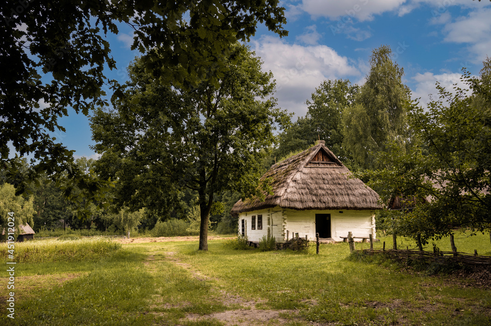 Fototapeta premium Stara polska wieś. Chaty pokryte strzechą. Wiejskie klimaty.