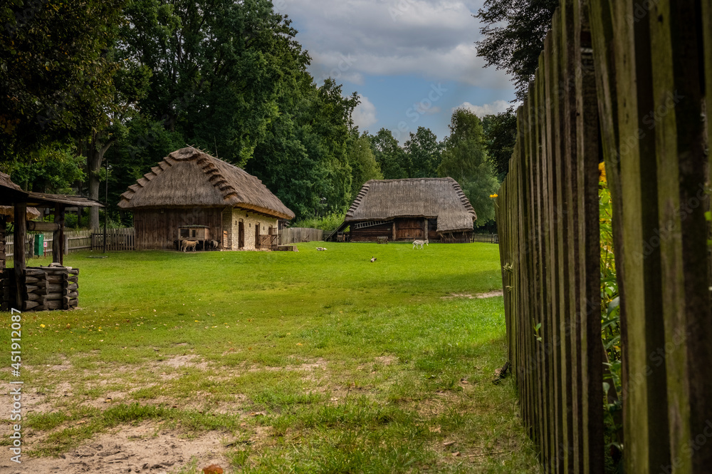 Obraz premium Stara polska wieś. Chaty pokryte strzechą. Wiejskie klimaty.