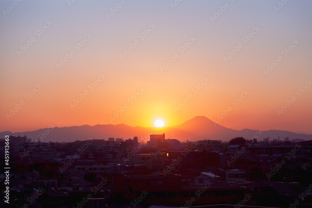 東京から見た夕日と富士山