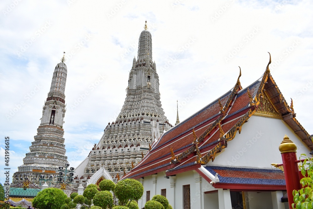 Fototapeta premium Phra Prang at Wat Arun, Beautiful tourist attraction in Bangkok, THAILAND. Regarded as the most elegant and outstanding art Constructed by skilled craftsmen.
