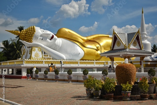 Obraz na płótnie Wat That Noi is a buddhism temple, Featured in the large white pagoda. Located in Nakhon Si Thammarat province, THAILAND. w salonie