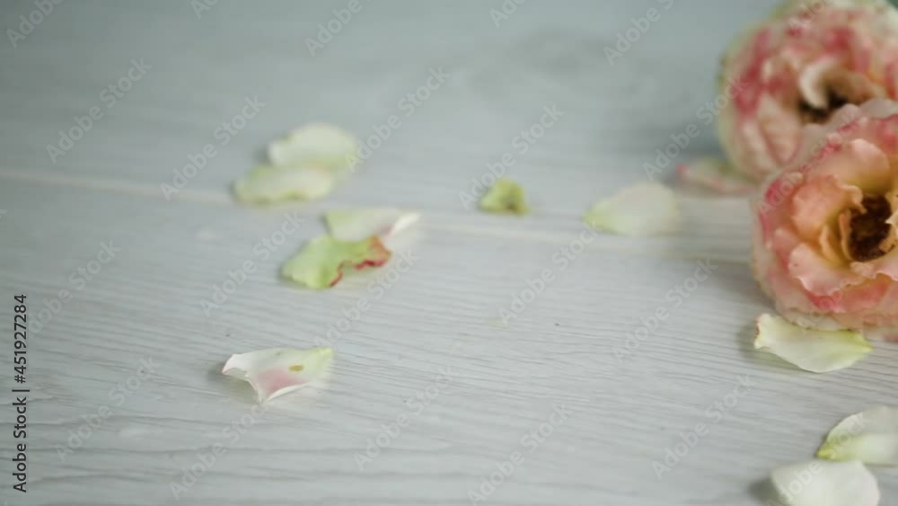 bouquet of beautiful roses on a wooden table bouquet of beautiful roses on a wooden table