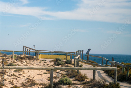 クオッカで有名なオーストラリア・パースのロットネスト島を観光している風景 A view of sightseeing on Rottnest Island in Perth, Australia, famous for its quokka.