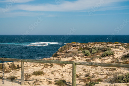 クオッカで有名なオーストラリア・パースのロットネスト島を観光している風景 A view of sightseeing on Rottnest Island in Perth, Australia, famous for its quokka.