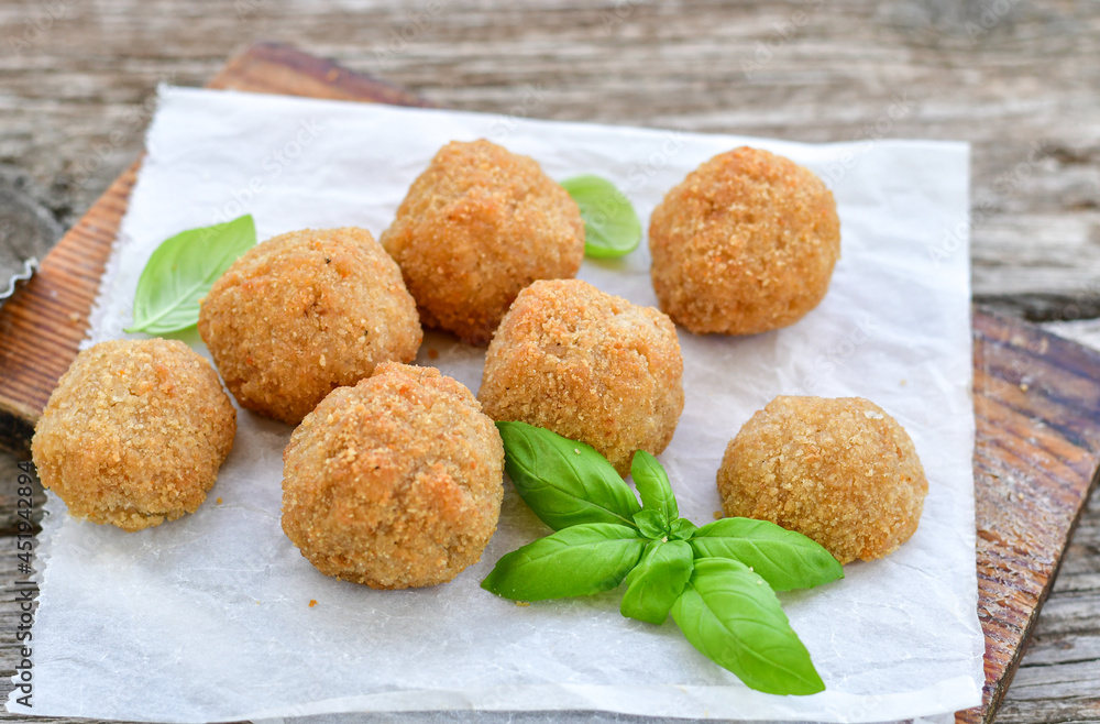 Foto de Italian arancini Cacio e pepe. Homemade rice balls with mozzarella cheese, parsley