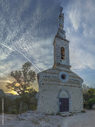 Eglise Notre Dame du Roc à Castellane dans les Alpes du Sud   photo