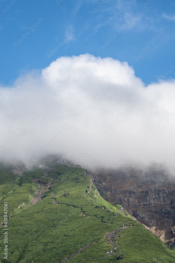 雲が湧く御嶽山　王滝口登山道