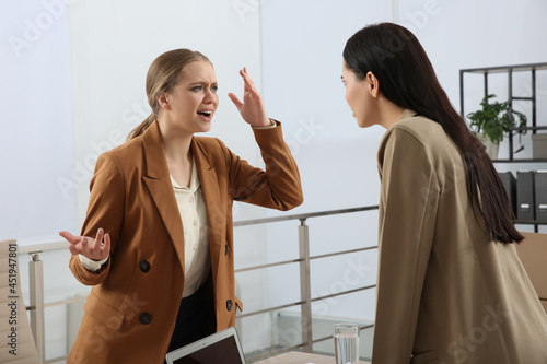 Bilde på lerret Emotional colleagues arguing in office. Toxic work environment
