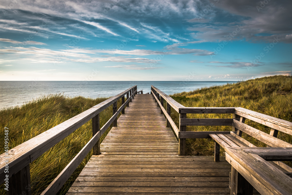 A wooden walking path in Wenningstedt on the german island of Sylt, North Sea - obrazy, fototapety, plakaty 