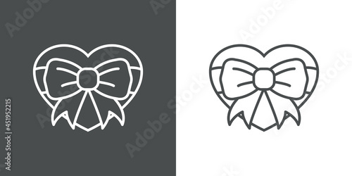 Logotipo con silueta de caja de regalo con forma de corazón con lazo con lineas en fondo gris y fondo blanco