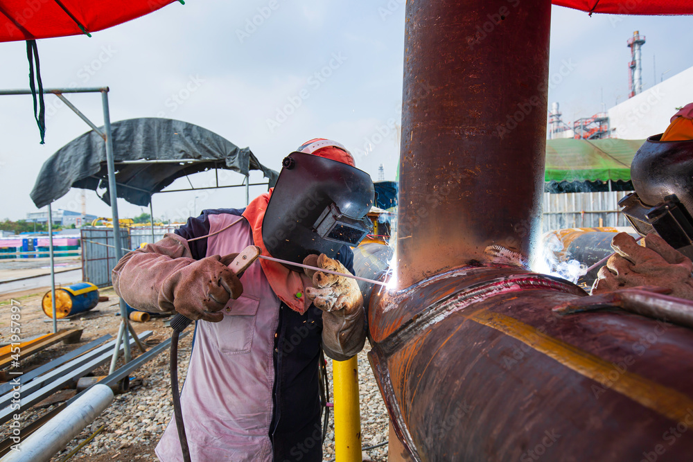 Welding male worker metal is part in machinery nozzle pipeline construction Welding male worker metal is part in machinery nozzle pipeline construction