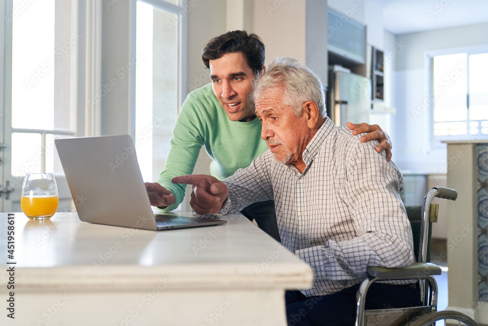 Senior am Laptop Computer online in den Social Media Senior am Laptop Computer online in den Social Media