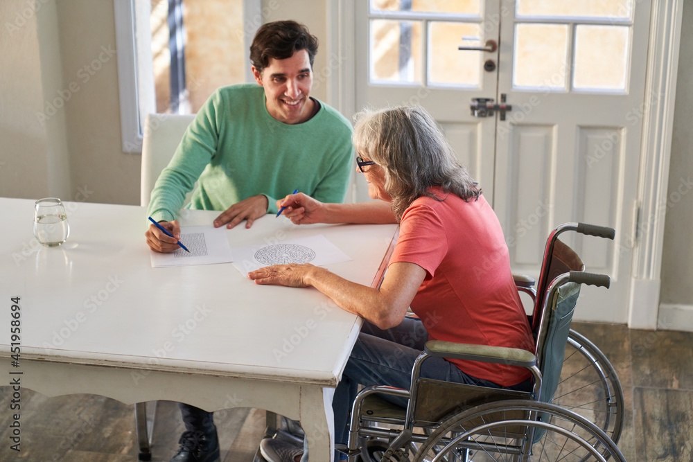 Mann macht mit dementer Seniorin ein Gedächtnistraining Mann macht mit dementer Seniorin ein Gedächtnistraining