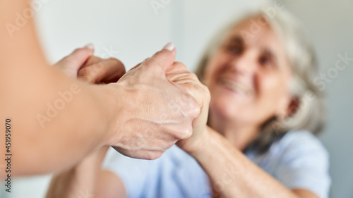 Hände einer Seniorin halten für Unterstützung und Trost