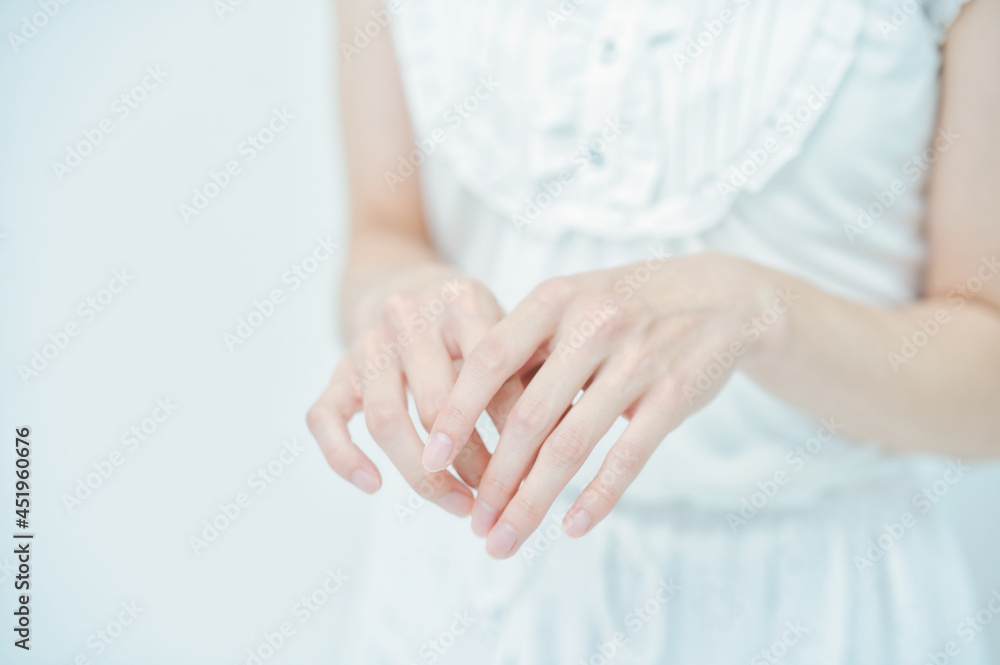 女性の手 女性の手