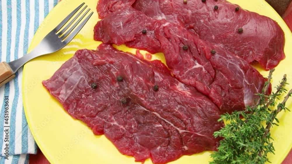 bavettes de boeuf crues dans une assiette bavettes de boeuf crues dans une assiette