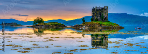 Cuadro en lienzo Castle Stalker on Loch Linnhe at sunset. Scotland