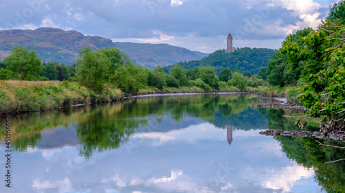 Foto The Wallace Monument at Stirling with the River Forth, Scotland