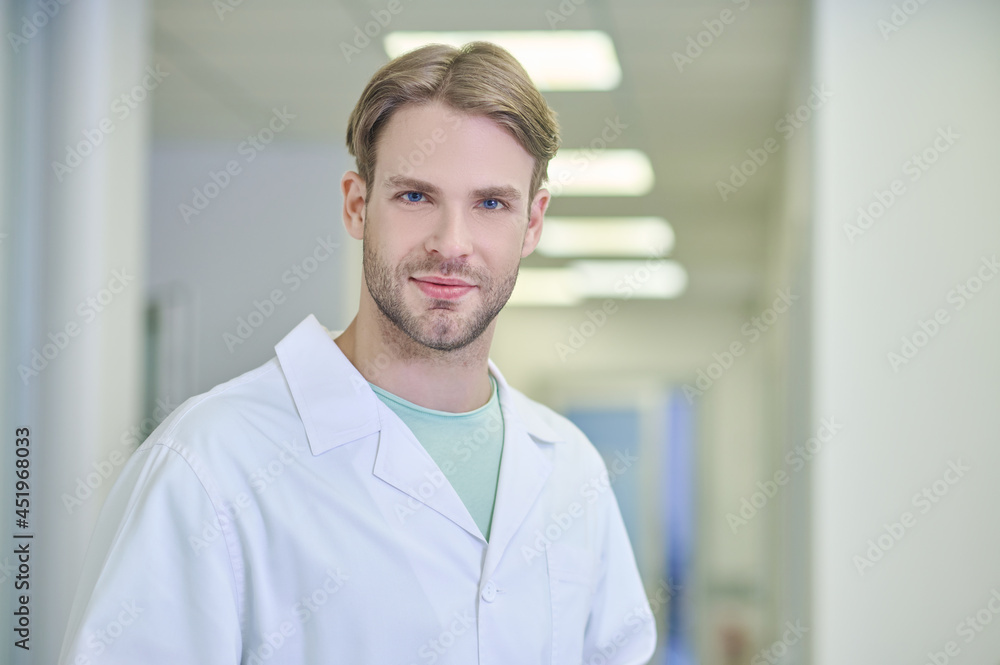 Obraz premium Tranquil attractive doctor posing for the camera in the workplace