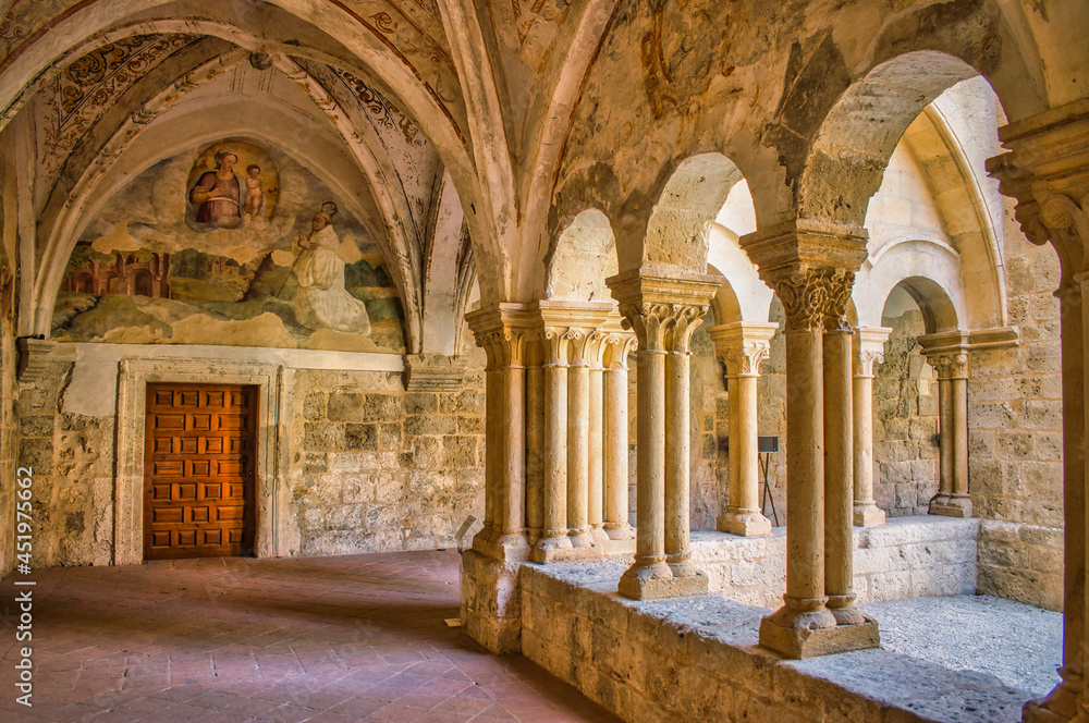 Arte y arquitectura del claustro monasterio de Santa María de Valbuena en la provincia de Valladolid, España