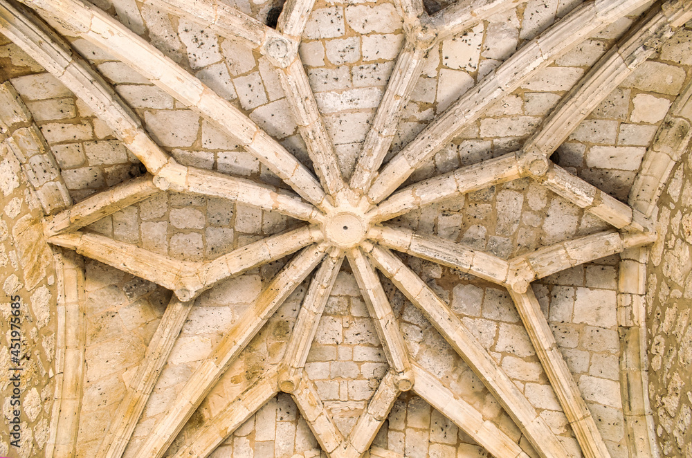 Bóveda estrellada de piedra a la entrada del monasterio de Santa María de Valbuena, provincia de Valladolid, España