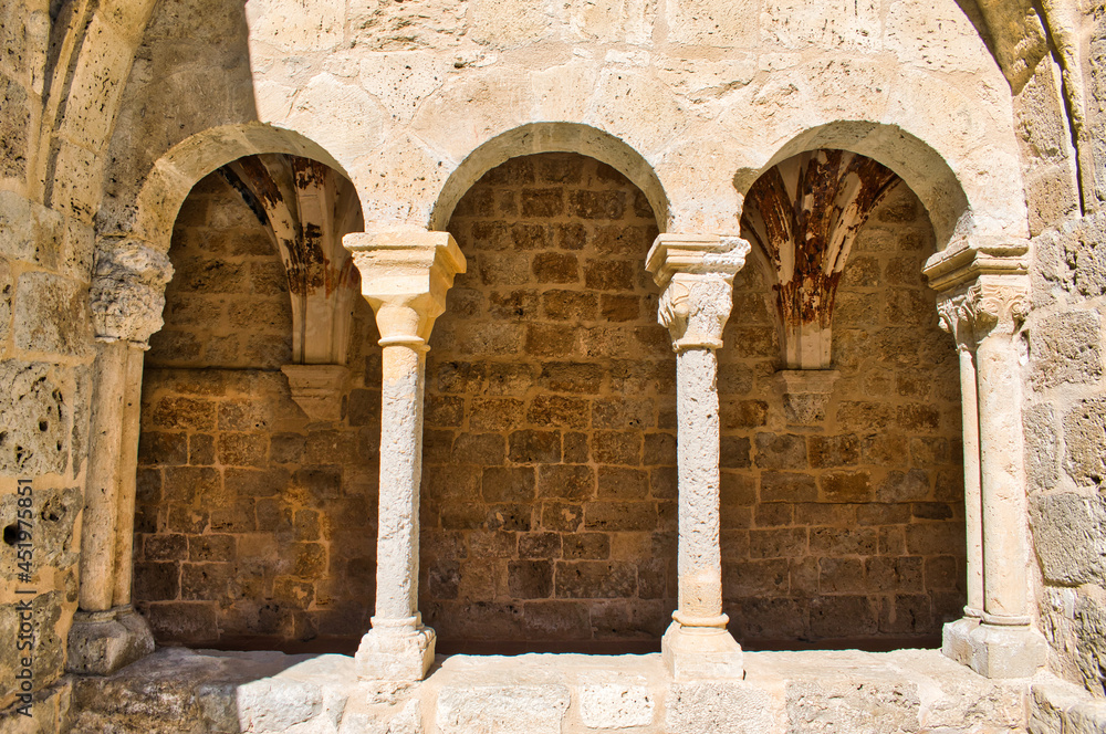 Triple arco de medio punto en el tímpano de uno mayor en el claustro del monasterio Santa María de Valbuena, España