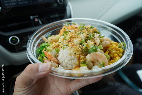 車内で食べるランチ